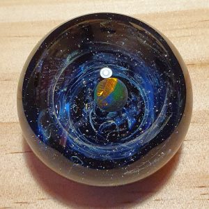 Marble : Opale ronde, argent incorporés dans le vortex