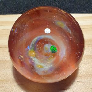 Marble : Opale verte ronde, argent incorporés dans le vortex rouge